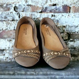 Maurices Memory Foam Womans Slip On Shoes Size 7